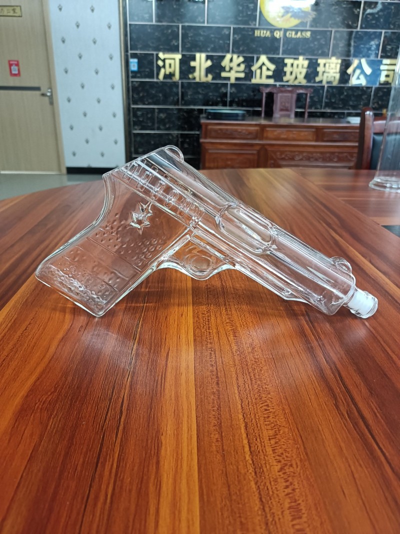 河间华企手工艺吹制手枪造型酒瓶高硼硅玻璃酒瓶定制玻璃酒瓶包装